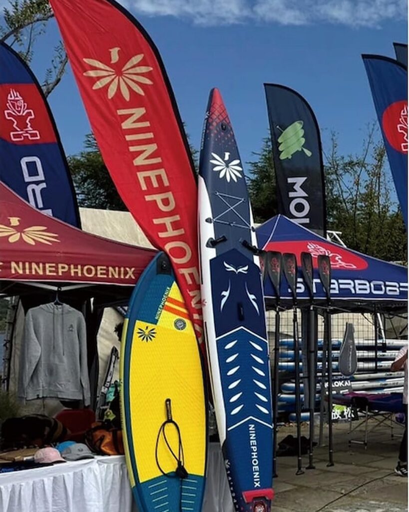 Custom feather flags at an outdoor event